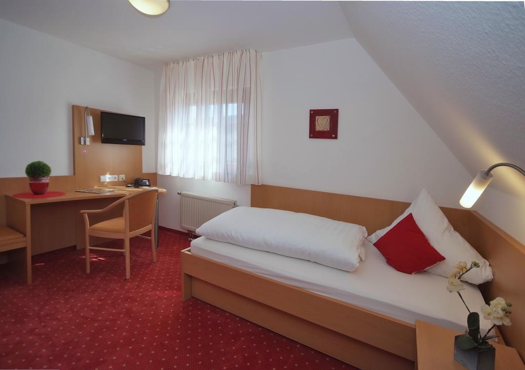 Loewen Hotel & Restaurant Wendlingen am Neckar Room photo